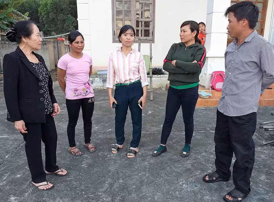  Chị Hoàng Thị Huyền (giữa) trao đổi với bà con về tình hình phát triển kinh tế ở thôn 1. Ảnh: Đ.Y