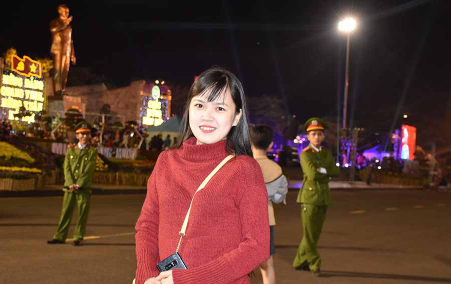 Bạn Nguyễn Thị Khánh Hoà từ TP. Nha Trang về đón Tết với gia đình và đi xem Lễ hội đón giao thừa. Ảnh: Nguyễn Tú