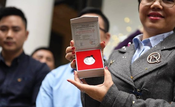 Đồng xu bạc hình hoa sen cổ thời Lý - Trần Đồng xu bạc hình hoa sen cổ thời Lý - Trần