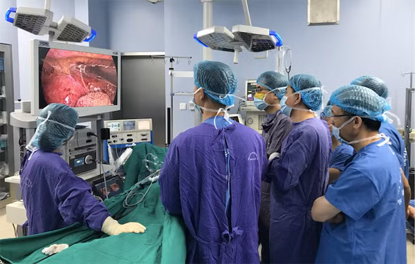  Ekip bác sĩ BV 108 cùng GS Kazuhiko Yamada phẫu thuật cho bệnh nhân