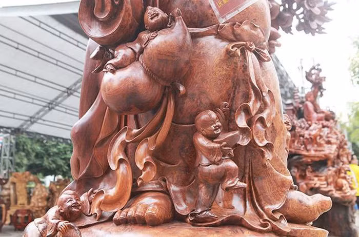 "Đây là những tác phẩm tâm huyết của tôi trong suốt sự nghiệp làm đồ gỗ", anh Biển tâm sự. "Đây là những tác phẩm tâm huyết của tôi trong suốt sự nghiệp làm đồ gỗ", anh Biển tâm sự.