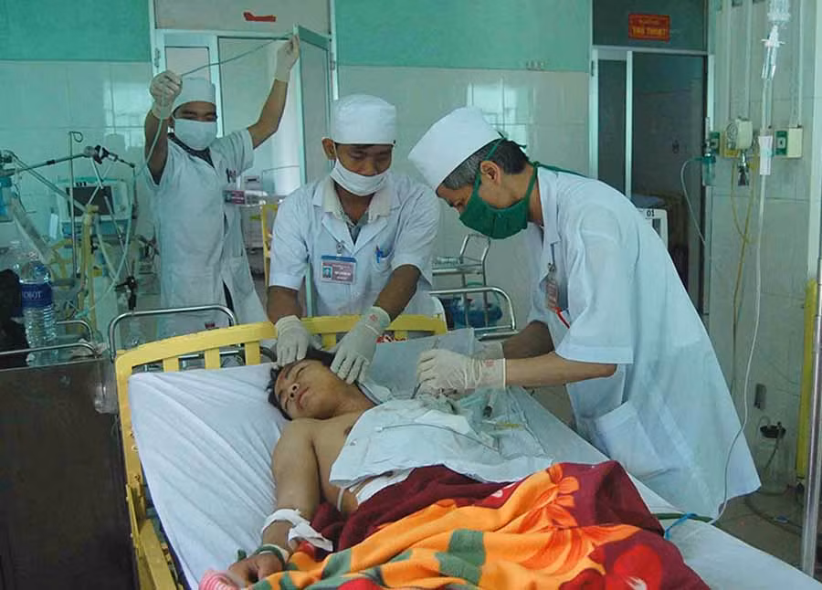  Bác sĩ Bệnh viện Quân y 211 đang cấp cứu cho bệnh nhân. Ảnh: L.Q
