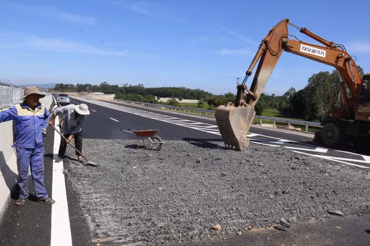  Dù được đầu tư hàng chục ngàn tỉ đồng nhưng đưa vào khai thác chưa lâu, tuyến cao tốc Đà Nẵng - Quảng Ngãi bị hư hỏng nặng khiến dư luận bức xúc