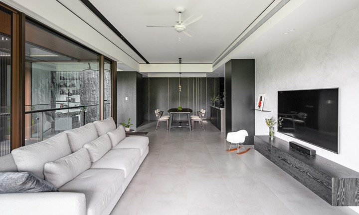 Gạch lát sàn màu xám đơn giản kết nối không gian ban công với những khu vực chức năng khác trong nhà. Gạch lát sàn màu xám đơn giản kết nối không gian ban công với những khu vực chức năng khác trong nhà.