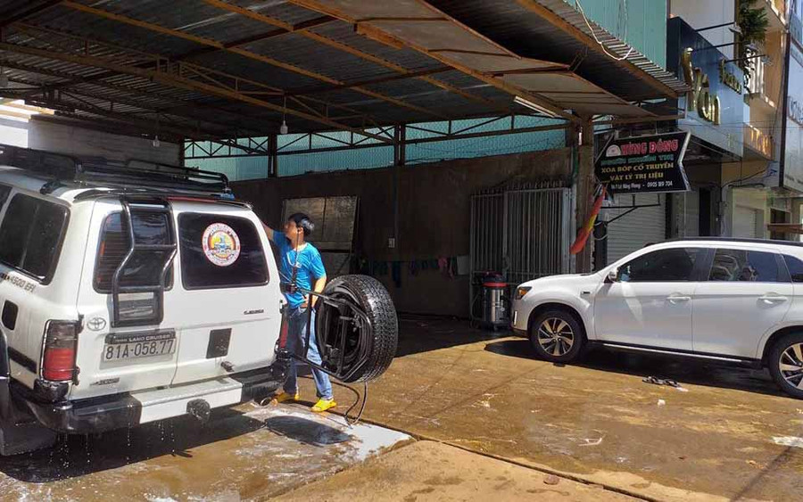 Giá rửa xe ô tô ngày Tết tăng cao tùy theo dịch vụ. Ảnh: Đinh Yến 