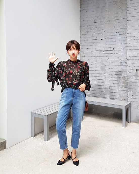 Diện các mẫu quần jeans xắn gấu, xé gấu với áo blouse trên chất liệu chiffon, lụa sẽ làm tăng nét điệu đà cho chị em công sở.
