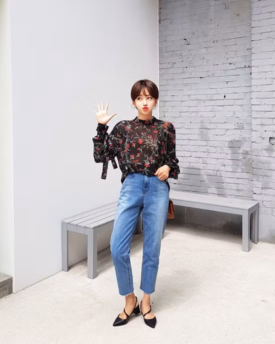 Diện các mẫu quần jeans xắn gấu, xé gấu với áo blouse trên chất liệu chiffon, lụa sẽ làm tăng nét điệu đà cho chị em công sở.