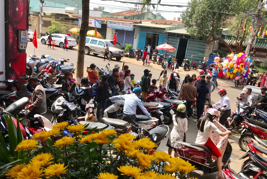 Nhiều quán cà phê tại TP.Plei tấp nập người ra vào. Ảnh: Trần Dung