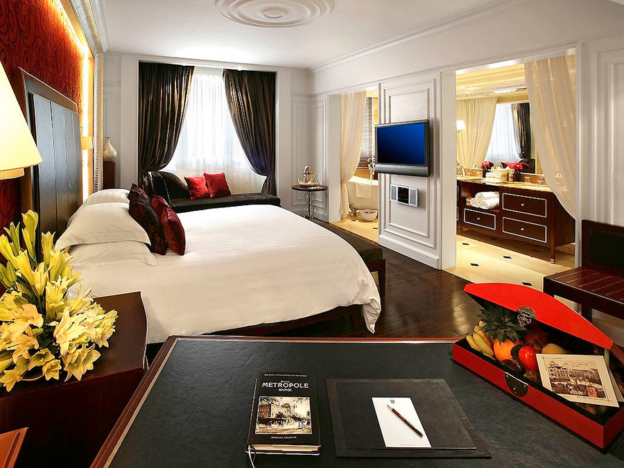 Khu nghỉ có 364 phòng và suite, khu Opera Wing được trang trí theo phong cách tân cổ điển, trong khi đó khu Metropole Wing mang đậm phong cách thuộc địa cũ. Giá phòng ở đây khoảng 7 triệu đồng một đêm. Ảnh: Sofitel Legend Metropole. Khu nghỉ có 364 phòng và suite, khu Opera Wing được trang trí theo phong cách tân cổ điển, trong khi đó khu Metropole Wing mang đậm phong cách thuộc địa cũ. Giá phòng ở đây khoảng 7 triệu đồng một đêm. Ảnh: Sofitel Legend Metropole.