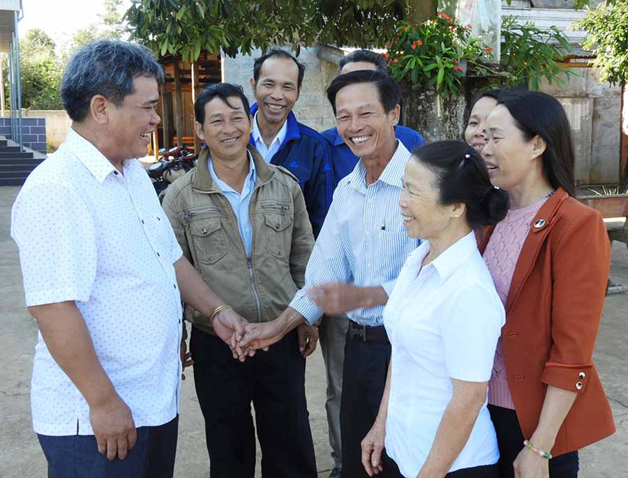 Chủ tịch Ủy ban MTTQ Việt Nam tỉnh Hồ Văn Điềm tìm hiểu tâm tư, nguyện vọng của đồng bào tôn giáo. Ảnh: T.N