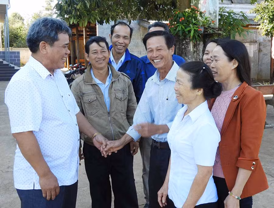 Chủ tịch Ủy ban MTTQ Việt Nam tỉnh Hồ Văn Điềm tìm hiểu tâm tư, nguyện vọng của đồng bào tôn giáo. Ảnh: T.N