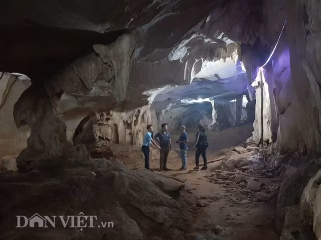 Sâu trong động Thủy Tiên là những nhũ đá lấp lánh không kém những nhũ đá, măng đá đã qua ngàn năm kiến tạo trong hang động trên vịnh Hạ Long.