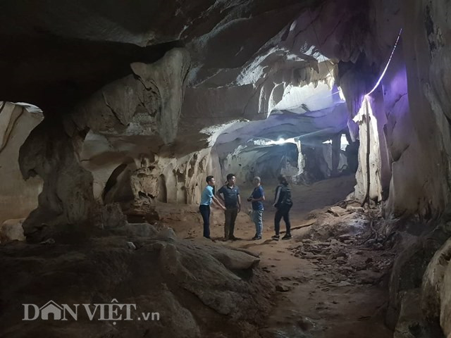 Sâu trong động Thủy Tiên là những nhũ đá lấp lánh không kém những nhũ đá, măng đá đã qua ngàn năm kiến tạo trong hang động trên vịnh Hạ Long.