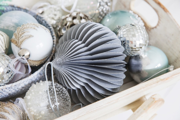 Dọn dẹp đồ vật trang trí trong dịp Noel và cất vào gác xép hay nhà kho.