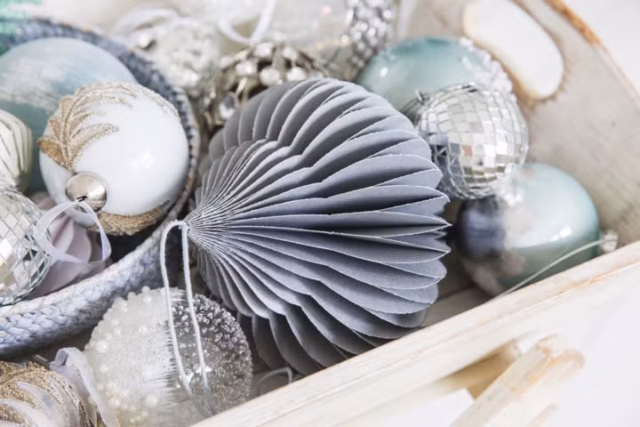 Dọn dẹp đồ vật trang trí trong dịp Noel và cất vào gác xép hay nhà kho.