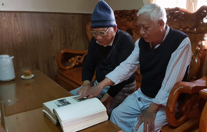 Anh em cụ Vũ Hữu Xiêm và Vũ Hữu Thừa (bên trái) tìm lại ký ức ấp Hà Đông Anh em cụ Vũ Hữu Xiêm và Vũ Hữu Thừa (bên trái) tìm lại ký ức ấp Hà Đông