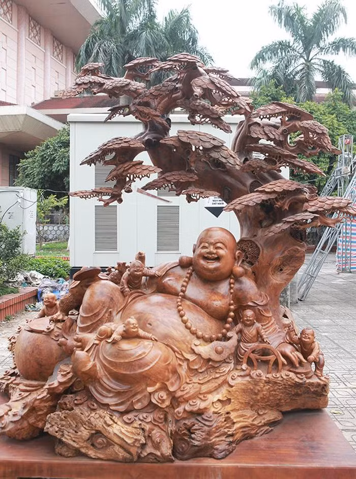 Tác phẩm thứ 2 có tên Di Lặc tọa gốc tùng bằng gỗ nu hương Gia Lai nghìn năm tuổi, được chào bán với giá 860 triệu đồng. Tác phẩm thứ 2 có tên Di Lặc tọa gốc tùng bằng gỗ nu hương Gia Lai nghìn năm tuổi, được chào bán với giá 860 triệu đồng.