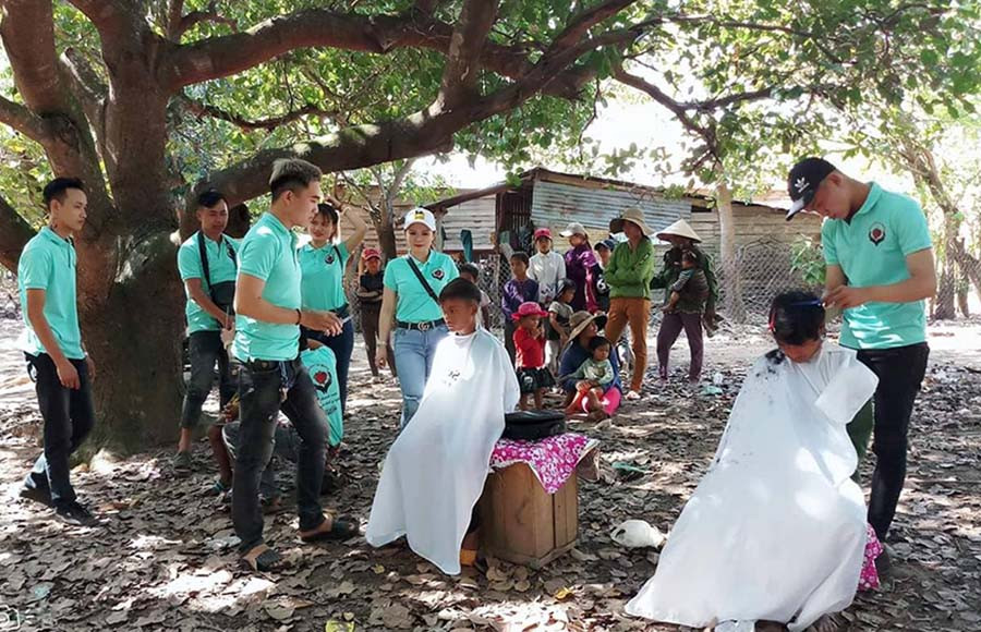  Các thành viên CLB Lửa Hồng Tây Nguyên cắt tóc cho trẻ em ở vùng sâu. Ảnh: V.M.H