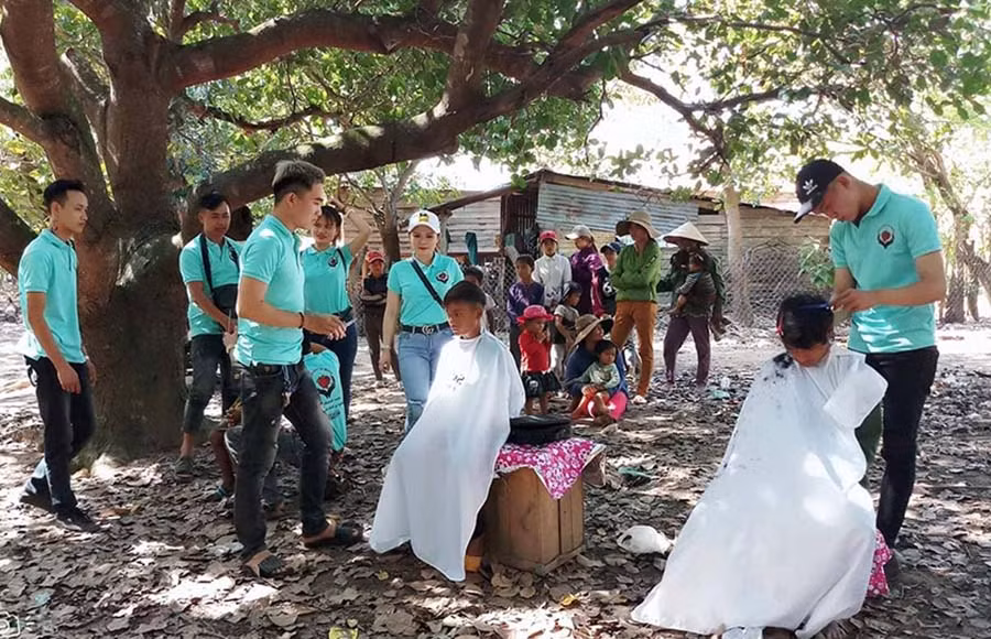  Các thành viên CLB Lửa Hồng Tây Nguyên cắt tóc cho trẻ em ở vùng sâu. Ảnh: V.M.H