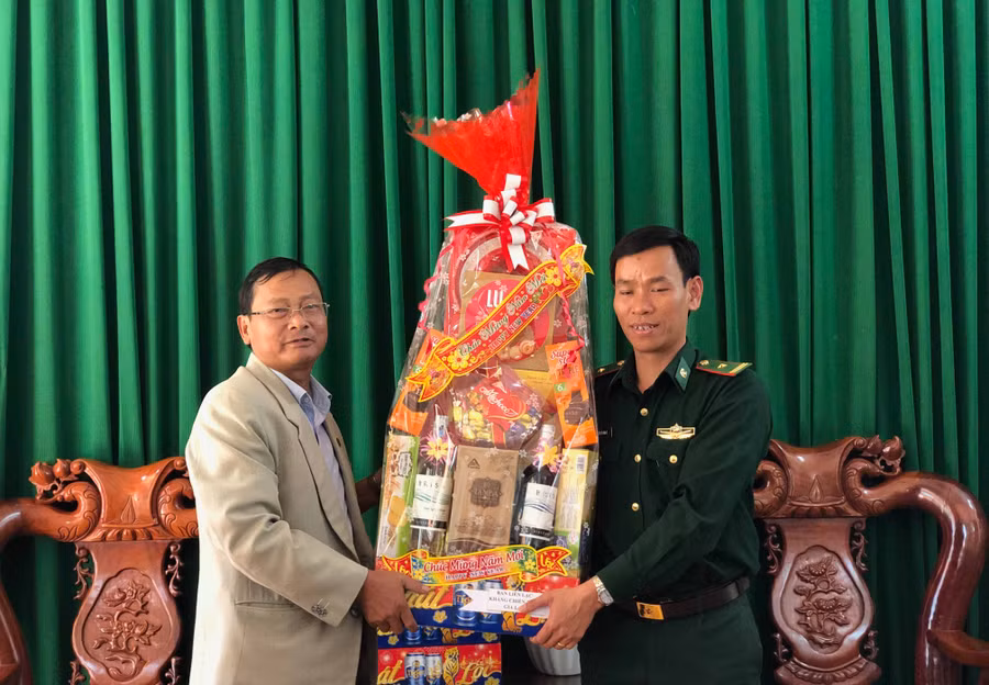 Thăm, chúc Tết cán bộ, chiến sĩ đồn 723. Ảnh: Ngọc Thu