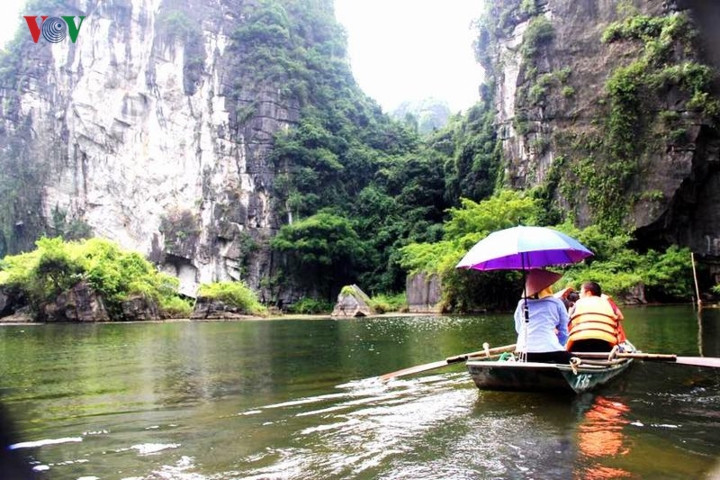  Vẻ đẹp kỳ vĩ của Tràng An được hiện lên bởi những ngọn núi đá cao như thể chạm tới trời xanh. Phủ lên những núi đá là thảm thực vật quanh năm xanh tốt như những chiếc áo tự nhiên ngồn ngộn sức sống tạo sắc màu cho đá núi.