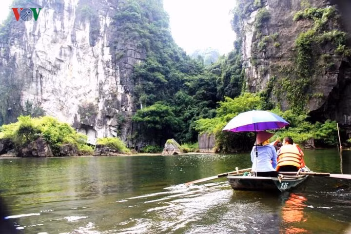  Vẻ đẹp kỳ vĩ của Tràng An được hiện lên bởi những ngọn núi đá cao như thể chạm tới trời xanh. Phủ lên những núi đá là thảm thực vật quanh năm xanh tốt như những chiếc áo tự nhiên ngồn ngộn sức sống tạo sắc màu cho đá núi.