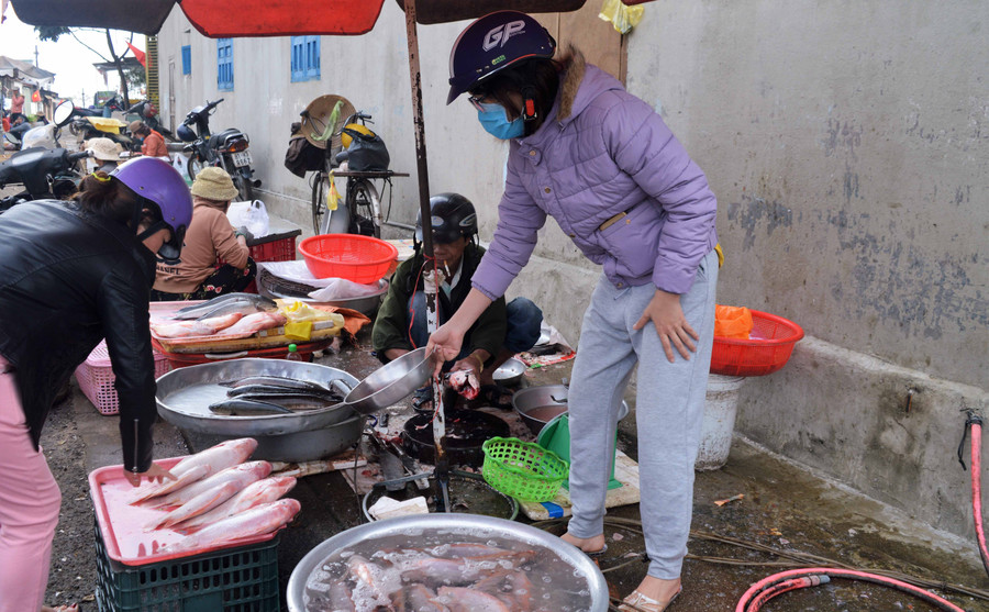Cá tươi được lựa chọn nhiều nhất trong phiên chợ mùng 2 Tết. Ảnh: Đinh Yến