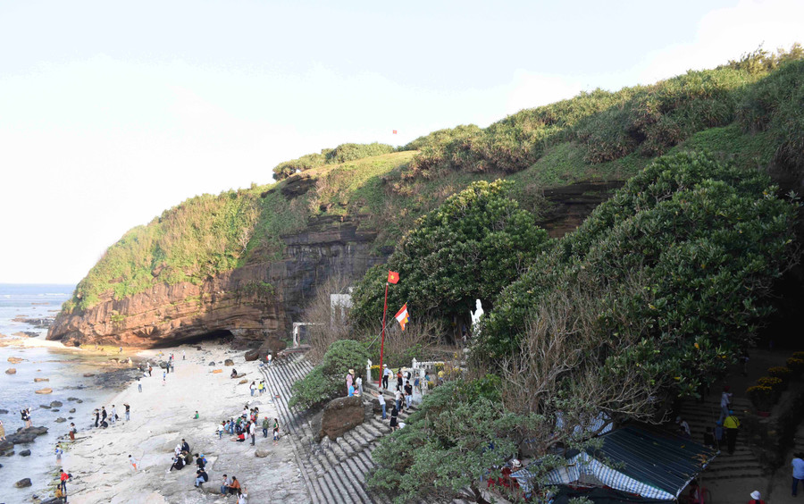 Một góc chùa Hang Câu. Ảnh: Lê Văn Nhung