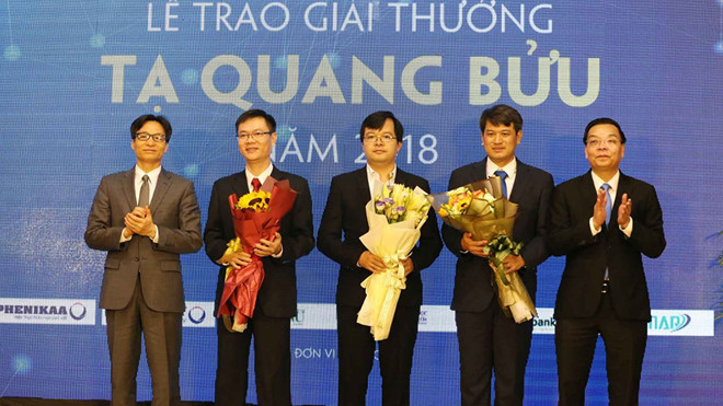 Phó thủ tướng Vũ Đức Đam trao giải thưởng Tạ Quang Bửu năm 2018 cho các nhà khoa học