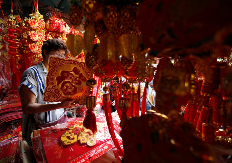 Người phụ nữ đi mua đồ trang trí tại khu phố Tàu ở Bangkok, Thái Lan. (Ảnh: EPA)