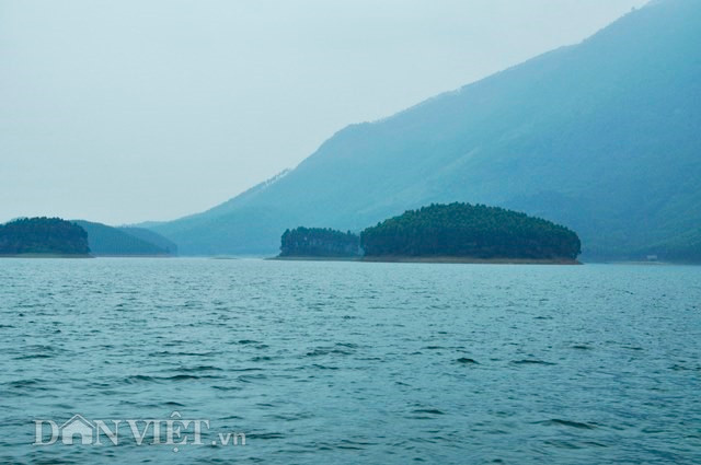 Những dãy núi trùng điệp ôm trọn hồ Thác Bà vào lòng.