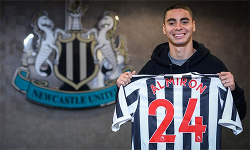  Almiron ra mắt trong màu áo Newcastle hôm 31/1. 