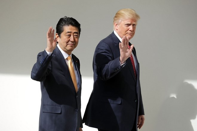 Thủ tướng Shinzo Abe và Tổng thống Mỹ Donald Trump. (Nguồn: time.com) Thủ tướng Shinzo Abe và Tổng thống Mỹ Donald Trump. (Nguồn: time.com)