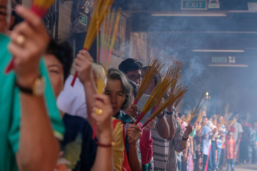  Tại chùa Bà Thiên Hậu (quận 5), dòng người xếp hàng dài, chờ lượt thắp hương và cầu bình an.