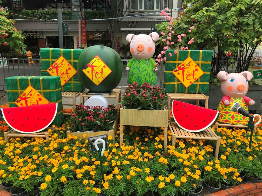 Đường hoa có tổng chiều dài 720m quy tụ những đại cảnh, tiểu cảnh được sắp đặt đầy tính nghệ thuật đan xen với công nghệ.