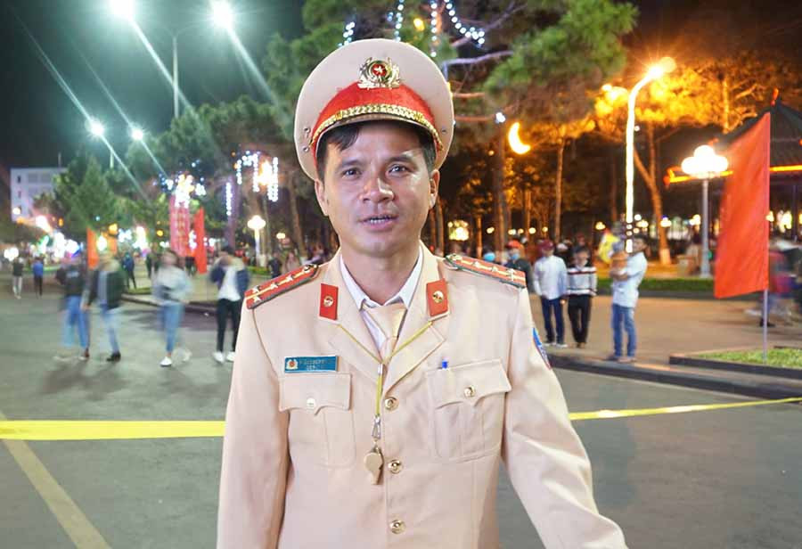 Đại úy Phùng Huy Hoàng-Phòng Cảnh sát Giao thông Công an tỉnh làm nhiệm vụ tại điểm giao thông Lê Lợi-Anh hùng Núp. Ảnh: Chí Hào