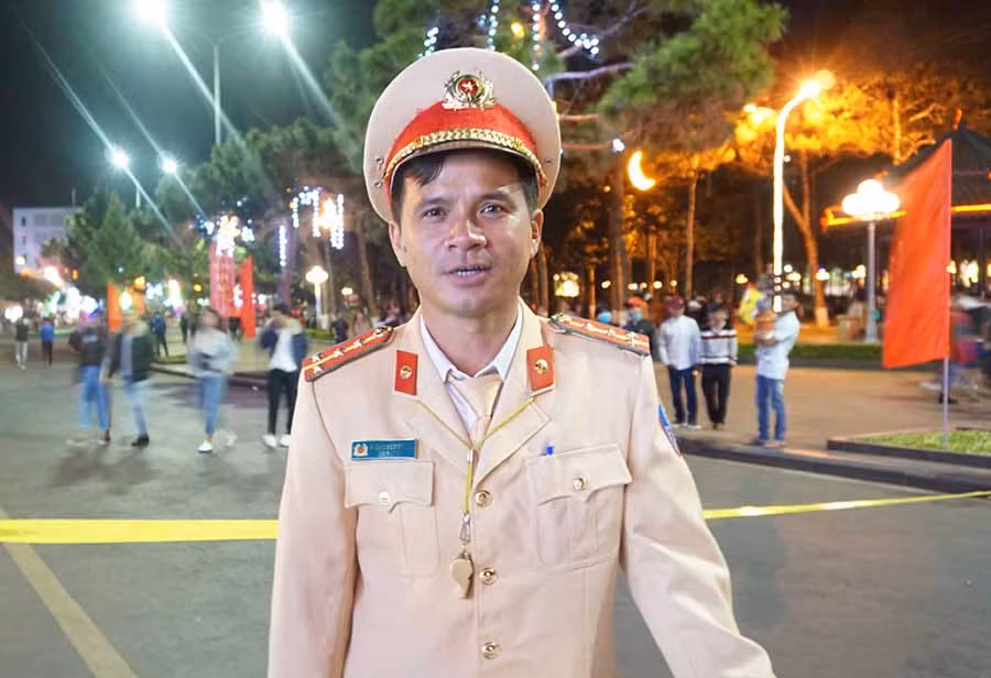 Đại úy Phùng Huy Hoàng-Phòng Cảnh sát Giao thông Công an tỉnh làm nhiệm vụ tại điểm giao thông Lê Lợi-Anh hùng Núp. Ảnh: Chí Hào