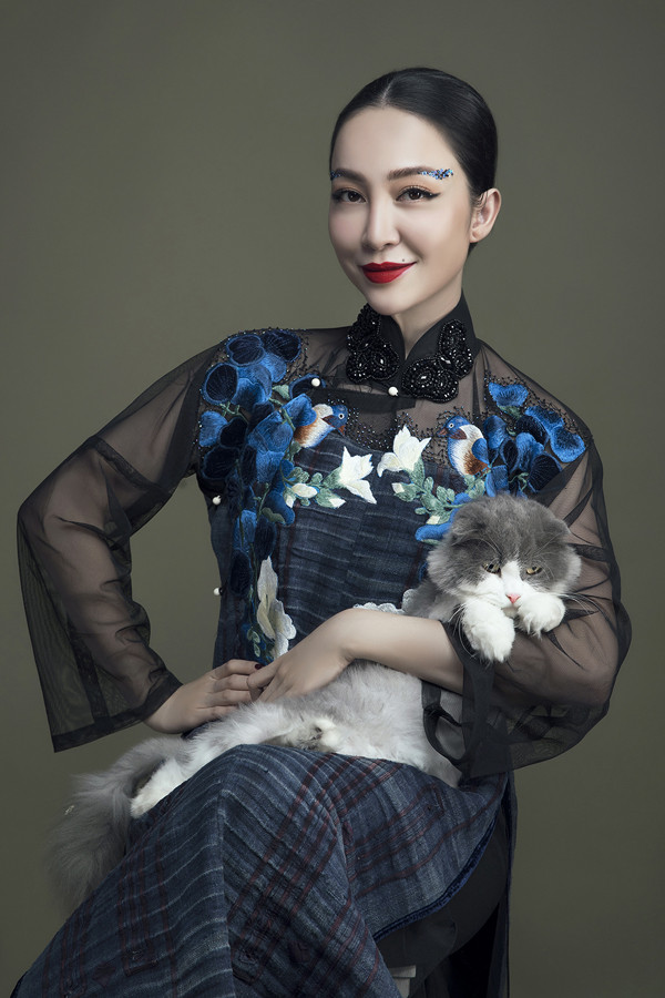 Hoa ban màu tím biếc - biểu tượng của mùa xuân vùng cao Tây Bắc - được nhà thiết kế thêu tay tỉ mỉ trên mỗi chiếc áo dài. Anh mất khoảng 2 tuần để hoàn thiện toàn bộ họa tiết thêu tay. Màu tím biếc mang ý nghĩa của sự hy vọng - cũng là thông điệp mà Vũ Việt Hà muốn gửi gắm qua bộ sưu tập. Hoa ban màu tím biếc - biểu tượng của mùa xuân vùng cao Tây Bắc - được nhà thiết kế thêu tay tỉ mỉ trên mỗi chiếc áo dài. Anh mất khoảng 2 tuần để hoàn thiện toàn bộ họa tiết thêu tay. Màu tím biếc mang ý nghĩa của sự hy vọng - cũng là thông điệp mà Vũ Việt Hà muốn gửi gắm qua bộ sưu tập.