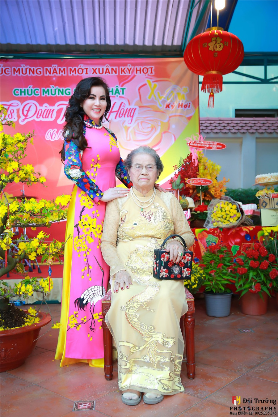 Kim Hồng bên mẹ.