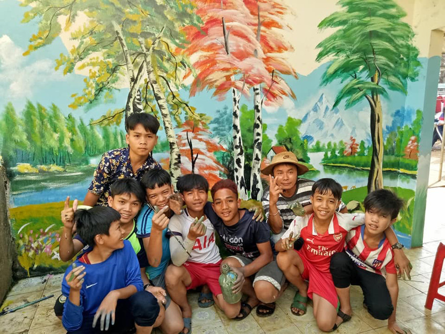  Bức tranh trên tường được vẽ bởi chính các em học sinh của Trường THCS Dân tộc Nội trú huyện Chư Pah (ảnh do nhà trường cung cấp).