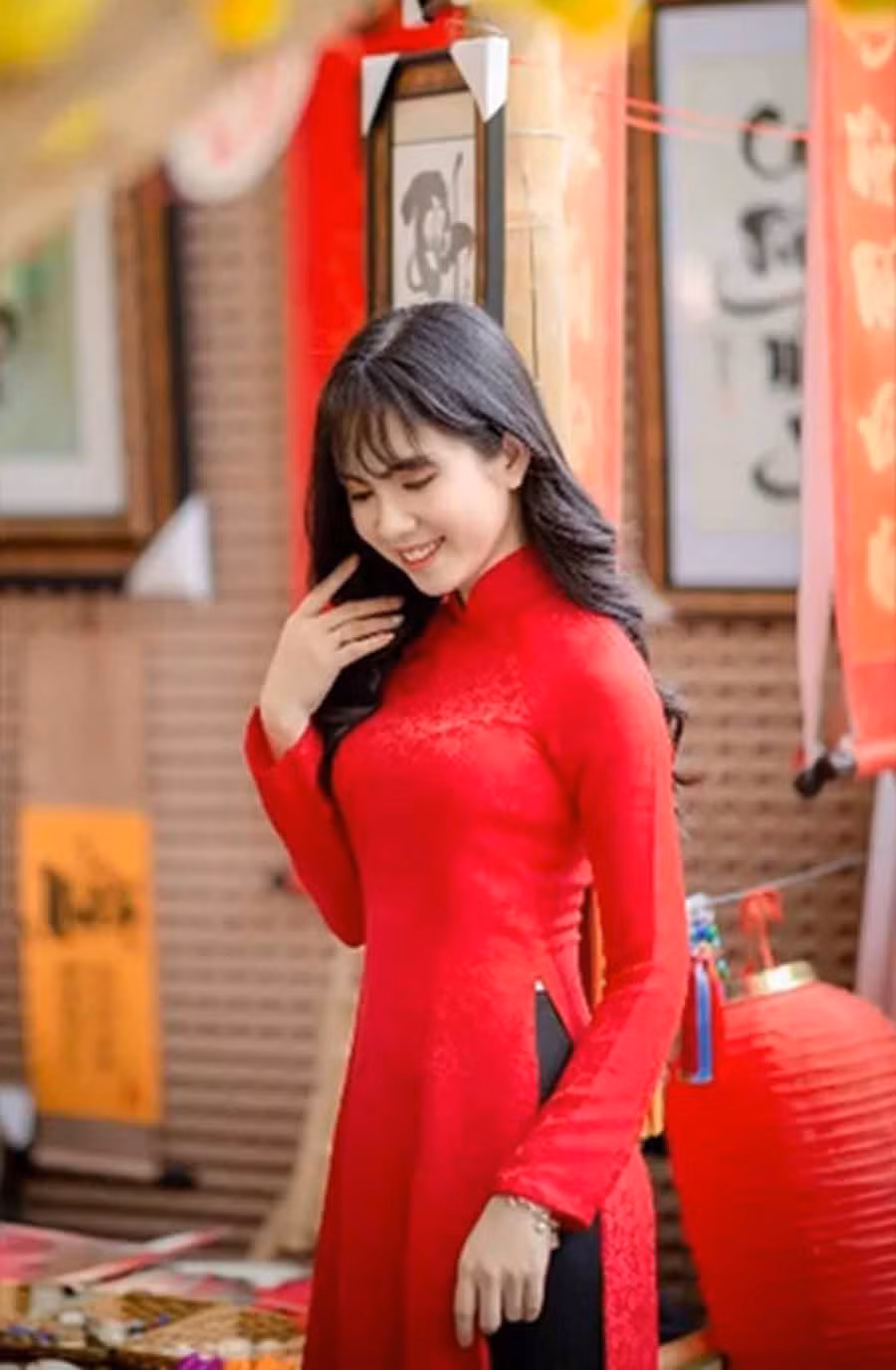 Bởi thế hễ có thời gian Tuyết Nga lại làm mẫu ảnh và tham gia đóng một số phim ngắn với các vai diễn nhỏ. “Chỉ cần được sống với đam mê thì em sẽ cố gắng hết mình, phải đi từ những việc nhỏ để rèn luyện bản lĩnh và lòng kiên định. Em thích đi chụp ảnh, diễn xuất trước ống kính, hiểu bản thân mình nhiều hơn”, cô nói. Bởi thế hễ có thời gian Tuyết Nga lại làm mẫu ảnh và tham gia đóng một số phim ngắn với các vai diễn nhỏ. “Chỉ cần được sống với đam mê thì em sẽ cố gắng hết mình, phải đi từ những việc nhỏ để rèn luyện bản lĩnh và lòng kiên định. Em thích đi chụp ảnh, diễn xuất trước ống kính, hiểu bản thân mình nhiều hơn”, cô nói.