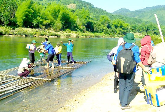 Các y, bác sĩ vượt bè tre kéo dây đưa thuốc qua sông trong chuyến đi xã Sơn Bao, huyện Sơn Hà. Ảnh: CLB Thầy thuốc trẻ Các y, bác sĩ vượt bè tre kéo dây đưa thuốc qua sông trong chuyến đi xã Sơn Bao, huyện Sơn Hà. Ảnh: CLB Thầy thuốc trẻ