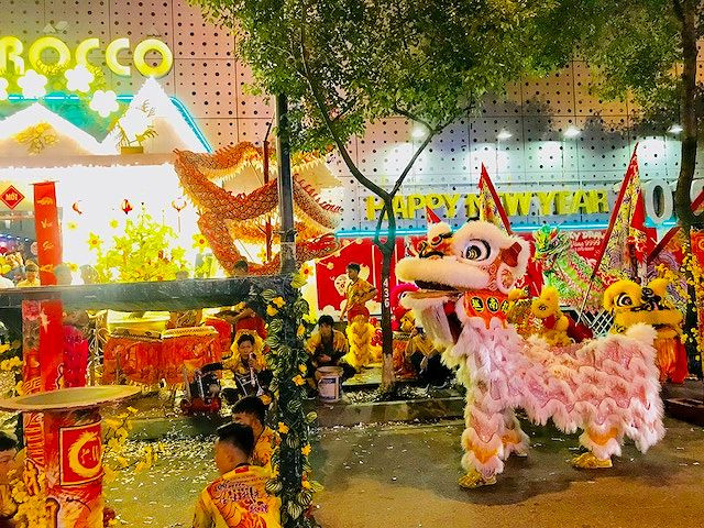 Lân mang nhiều sắc mặt: Trắng, vàng, đỏ, xanh, đen. Ba đầu Lân được ưa chuộng nhất là trắng, đỏ và đen. Ba đầu Lân này thường múa chung với nhau, tượng trưng cho “Ðào viên kết nghĩa” là Lân mặt vàng, râu trắng (Lưu Bị), Lân mặt đỏ râu đen (Quan Vân Trường) và Lân mặt đen, râu đen (Trương Phi).