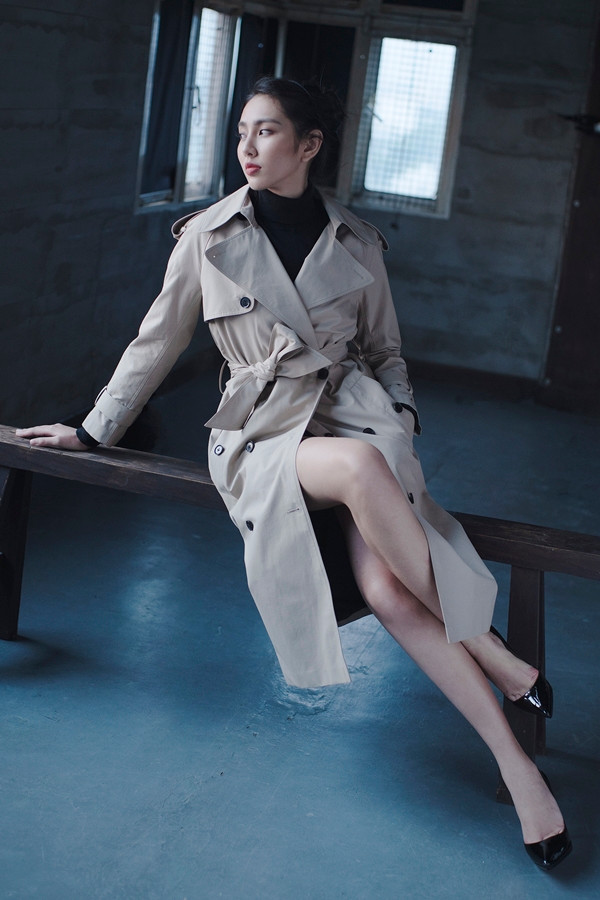 Trench coat phối áo len cổ lọ là lựa chọn phù hợp cho bạn gái yêu thích phong cách thanh lịch. Trench coat phối áo len cổ lọ là lựa chọn phù hợp cho bạn gái yêu thích phong cách thanh lịch.