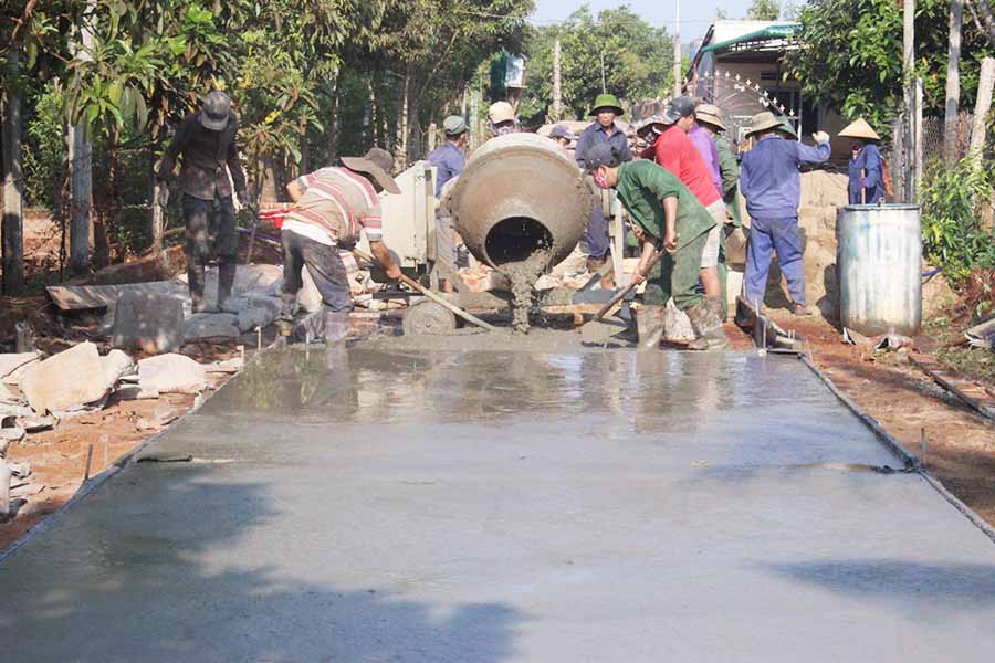 Người dân xóm 5 (thôn 2, xã Ia Krai) cùng nhau làm đường giao thông nông thôn. Ảnh: P.T  Người dân xóm 5 (thôn 2, xã Ia Krai) cùng nhau làm đường giao thông nông thôn. Ảnh: P.T