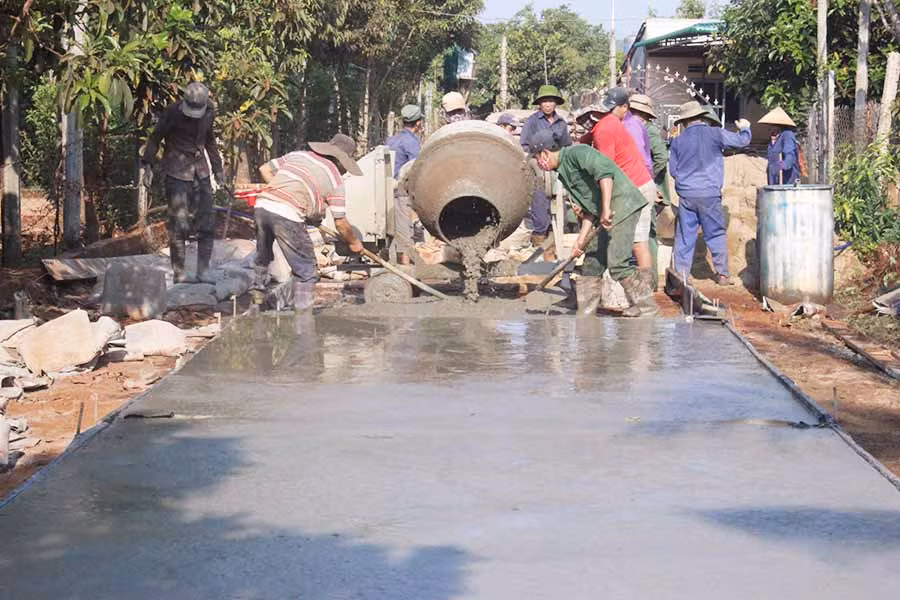  Người dân xóm 5 (thôn 2, xã Ia Krai) cùng nhau làm đường giao thông nông thôn. Ảnh: P.T