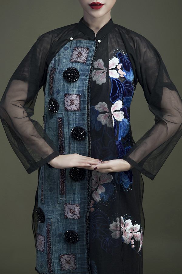 Để có đủ chất liệu thực hiện bộ sưu tập mới, NTK Vũ Việt Hà đặt riêng vải lanh của bà con, sau đó mang về xử lý theo cách của anh. Để có đủ chất liệu thực hiện bộ sưu tập mới, NTK Vũ Việt Hà đặt riêng vải lanh của bà con, sau đó mang về xử lý theo cách của anh.