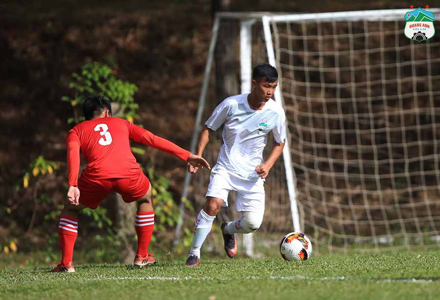 Cầu thủ HA.GL (áo trắng), U19 Bình Định (áo đỏ) ở trận lượt đi. Ảnh: Minh Trần