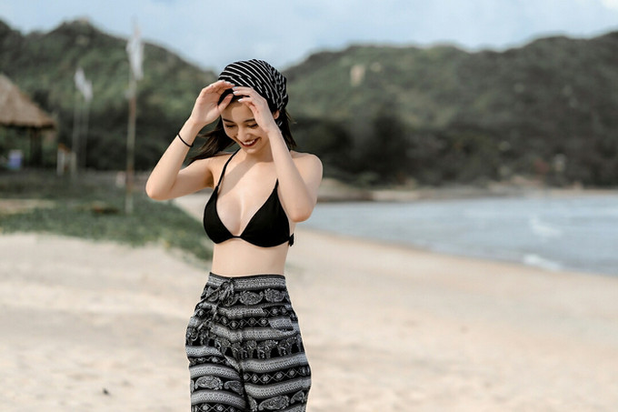 Thay thế những mẫu trang phục hiện đại, cá tính của một tín đồ thời trang, Jun Vũ lựa chọn các kiểu crop-top, váy áo cắt xẻ để chưng diện.