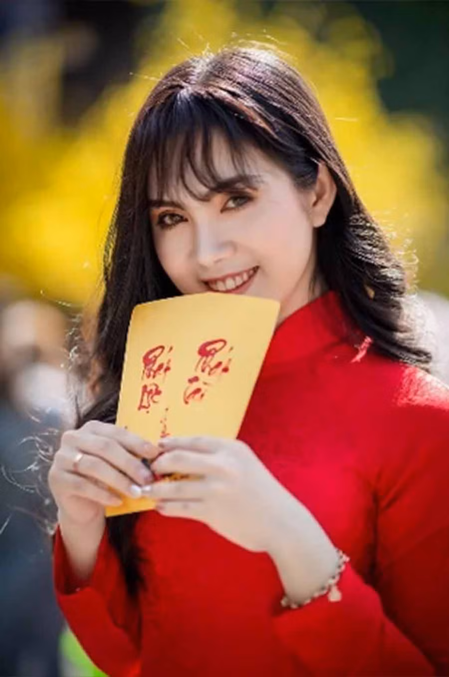 Tuyết Nga sở hữu vóc dáng nhỏ nhắn, gương mặt đẹp phúc hậu và đặc biệt cô gây thương nhớ cho người đối diện bởi mái tóc dài suôn mượt. Hơn nữa ngoài đời cô gái sinh năm 1996 biết cách quan tâm, lắng nghe và sẻ chia cùng với những người xung quanh. Tuyết Nga sở hữu vóc dáng nhỏ nhắn, gương mặt đẹp phúc hậu và đặc biệt cô gây thương nhớ cho người đối diện bởi mái tóc dài suôn mượt. Hơn nữa ngoài đời cô gái sinh năm 1996 biết cách quan tâm, lắng nghe và sẻ chia cùng với những người xung quanh.